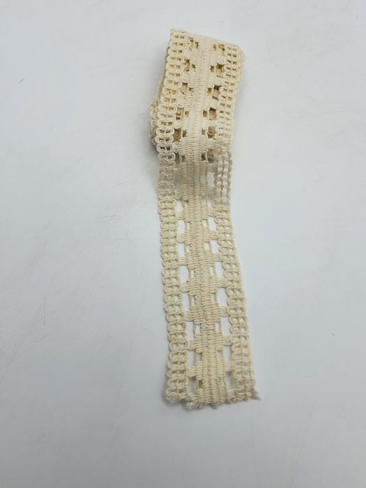 Koronka ecru kupon 1,25 m.x 3,70 cm.
