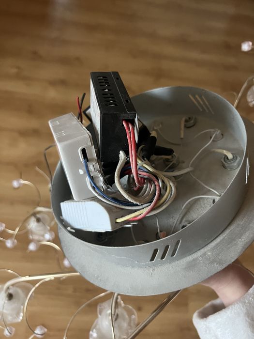 Люстра, є два бра в цьому стилі