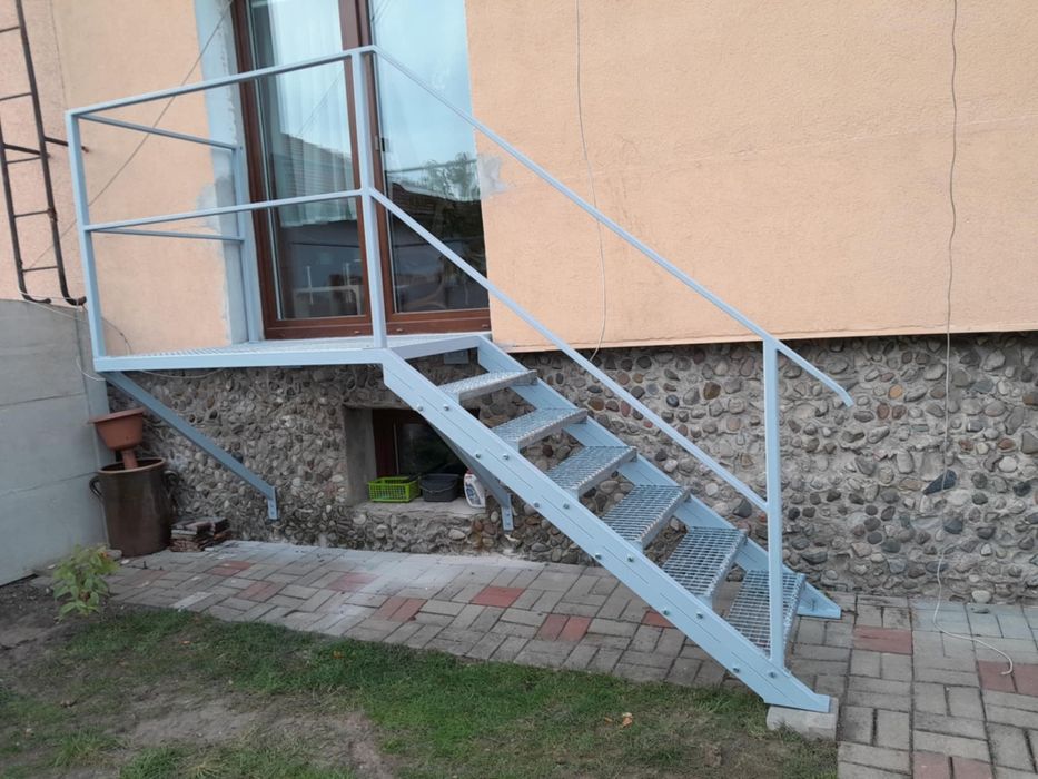 Schody metalowe zewnętrzne