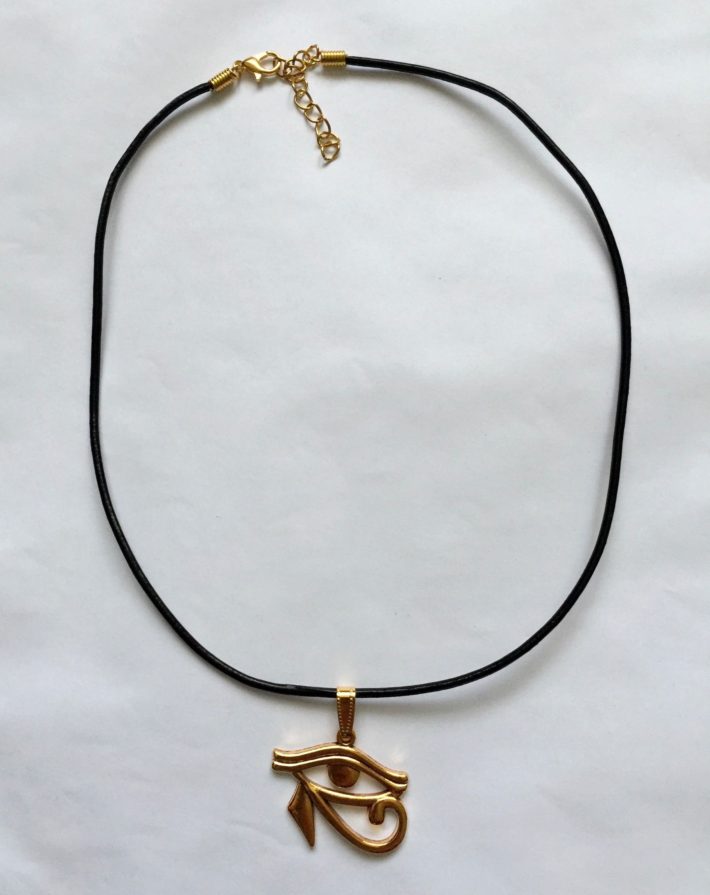 Egipt amulet Oko Horusa zawieszka na czarnym rzemyku złota