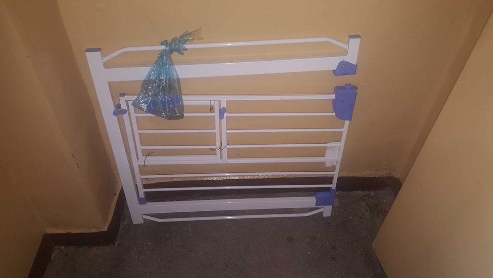 Bramka zabezpieczającą dla dziecka psa kota na ościeżnicę schody