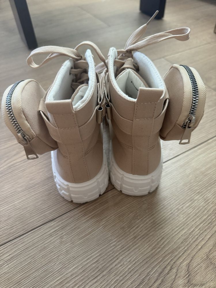Beżowe buty z kieszonką