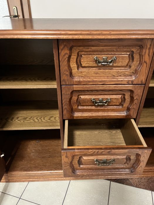 Sprzedam elegancką, solidnie wykonaną komodę w ciemnym kolorze drewna.