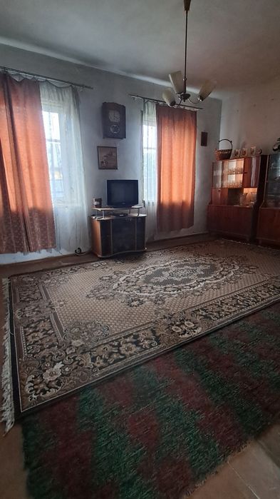 Продам 1/2 будинку в районі 1-ї школи