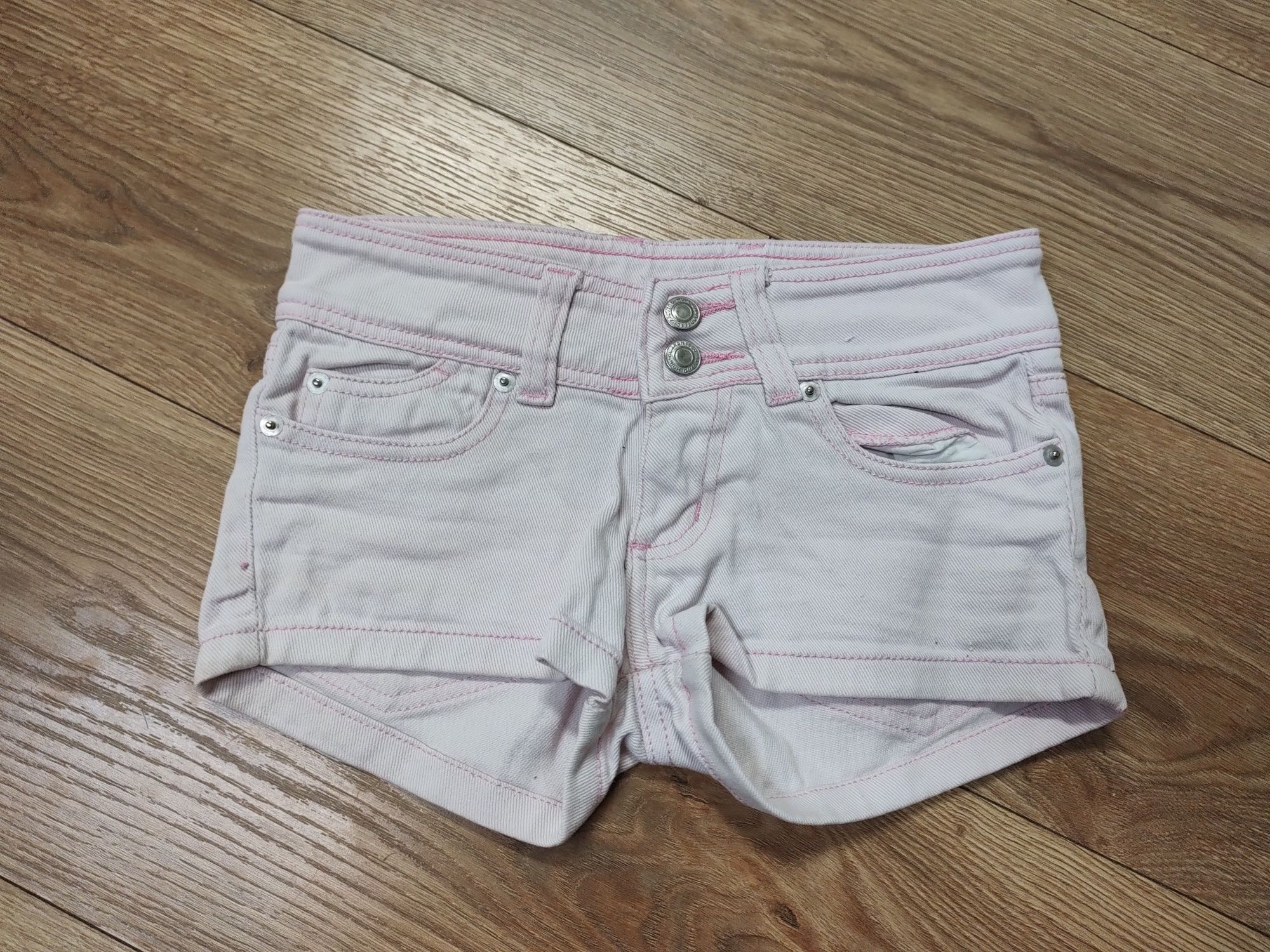 Różowe ładne krótkie spodenki jeansowe dla dziewczynki rozmiar 134

Za