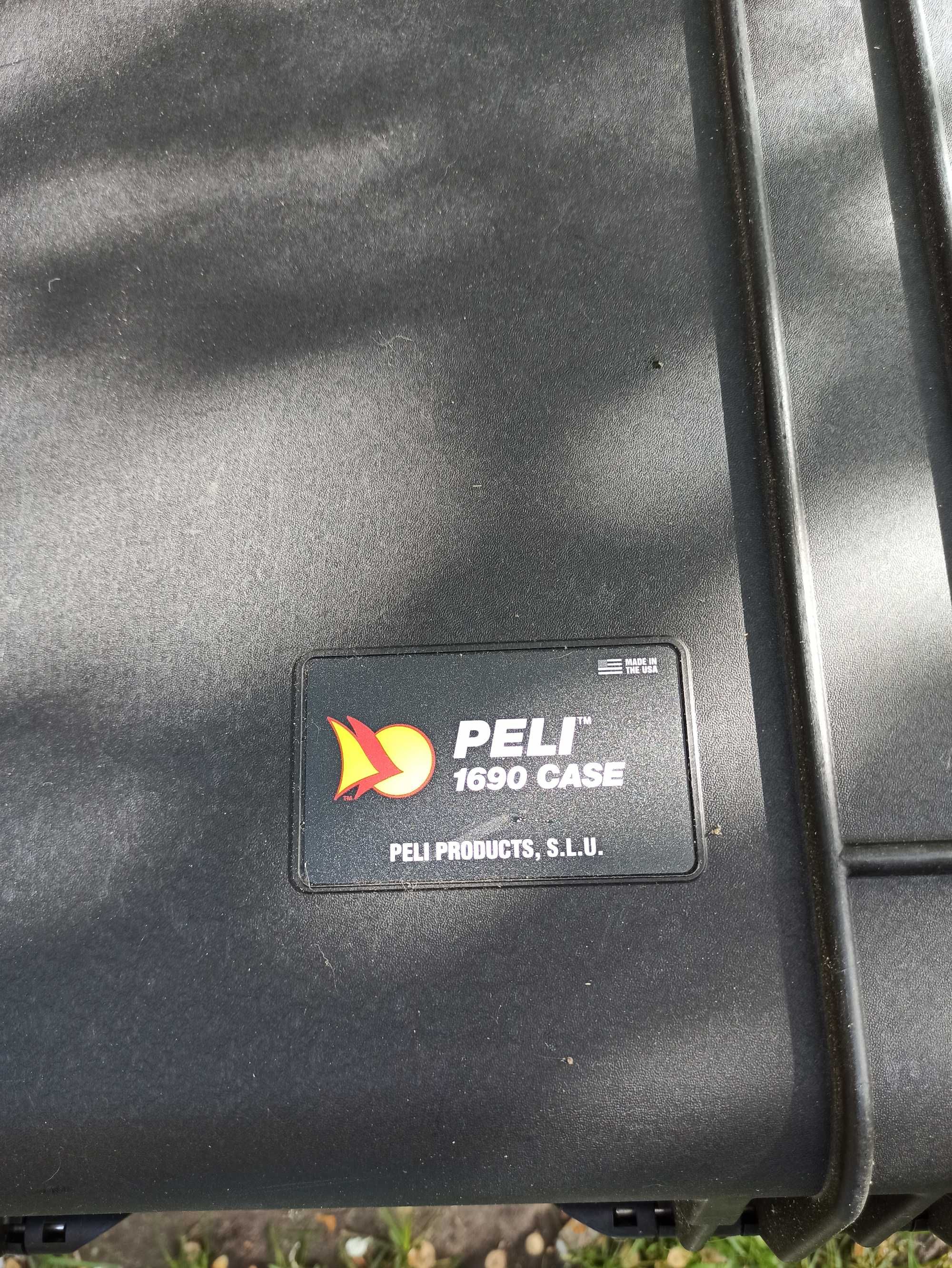 Peli 1690 case / skrzynia z gąbką / pelikan