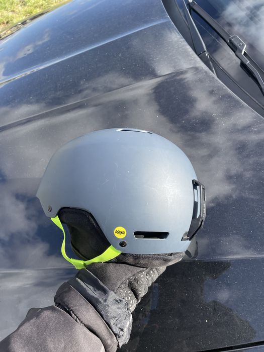 2 Шоломи  Giro/SMITH (лижні-бордичні)