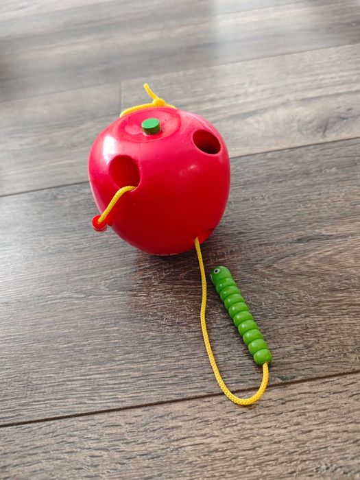 Іграшка шнурівка яблуко