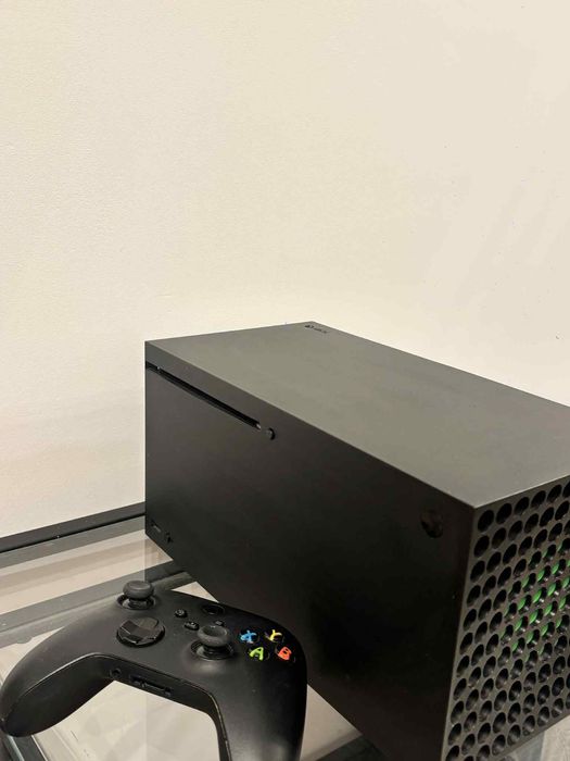 XBOX Series X z napędem Blu-
ray 4K UHD + Gra XBOX EA Sports FC 24