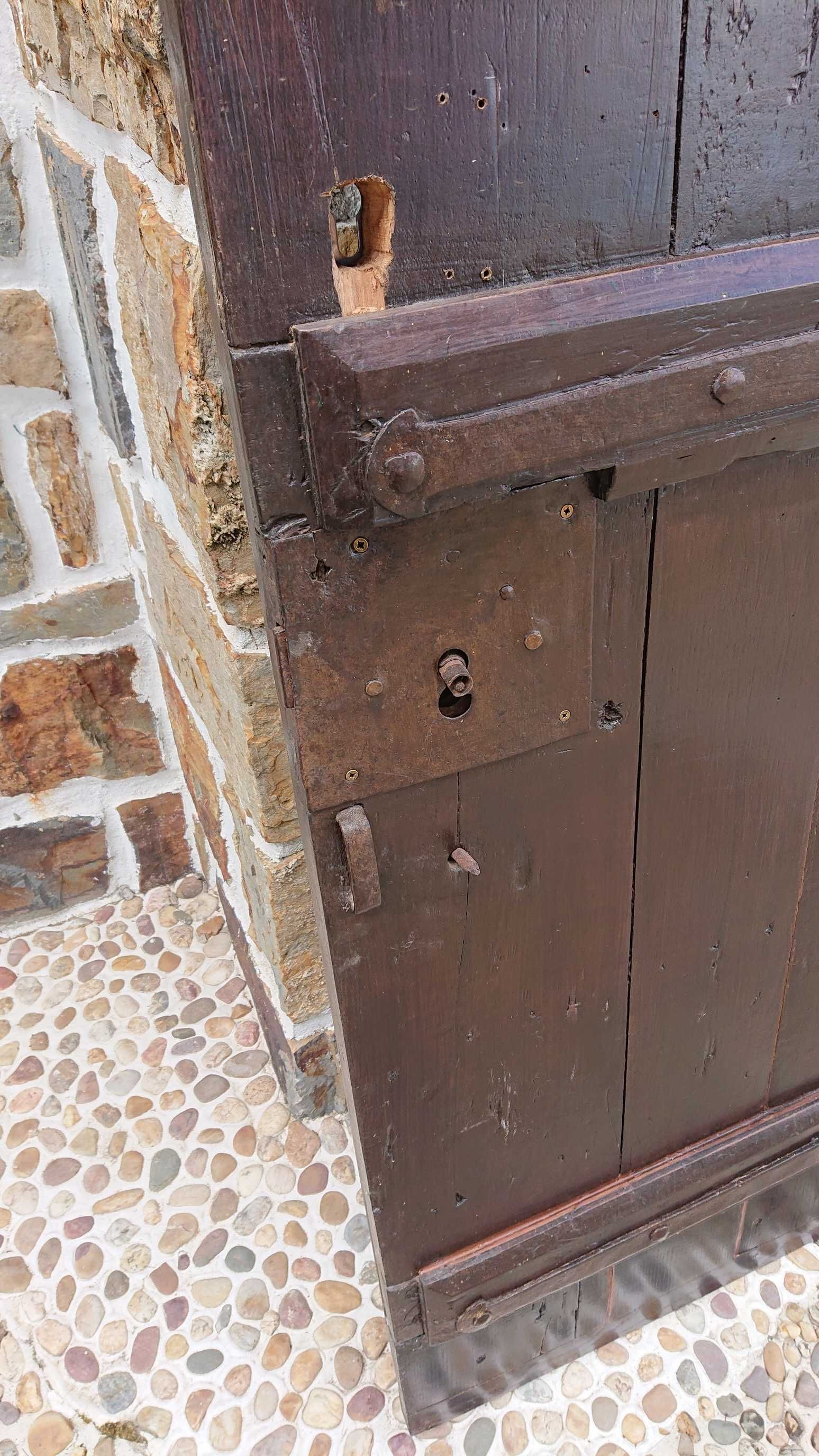 porta antiga de madeira maciça com ferragens metálicas