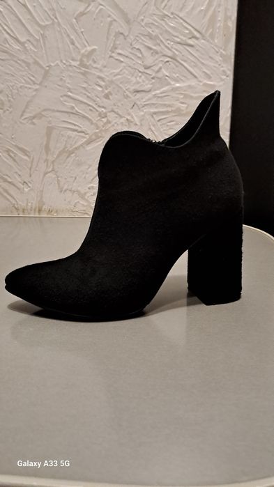 Туфлі закриті із натуральної замші