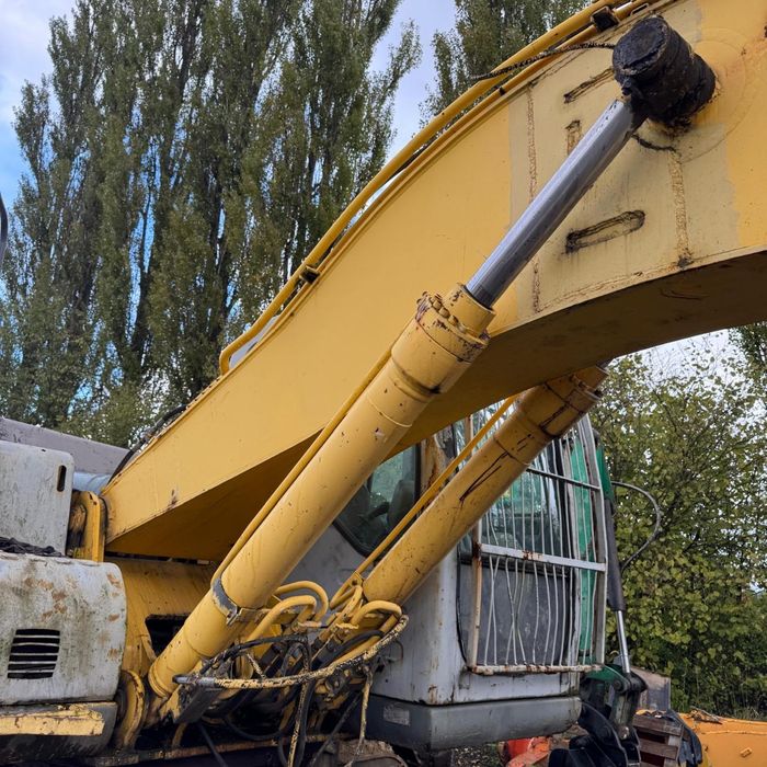 Siłownik koparki new holland