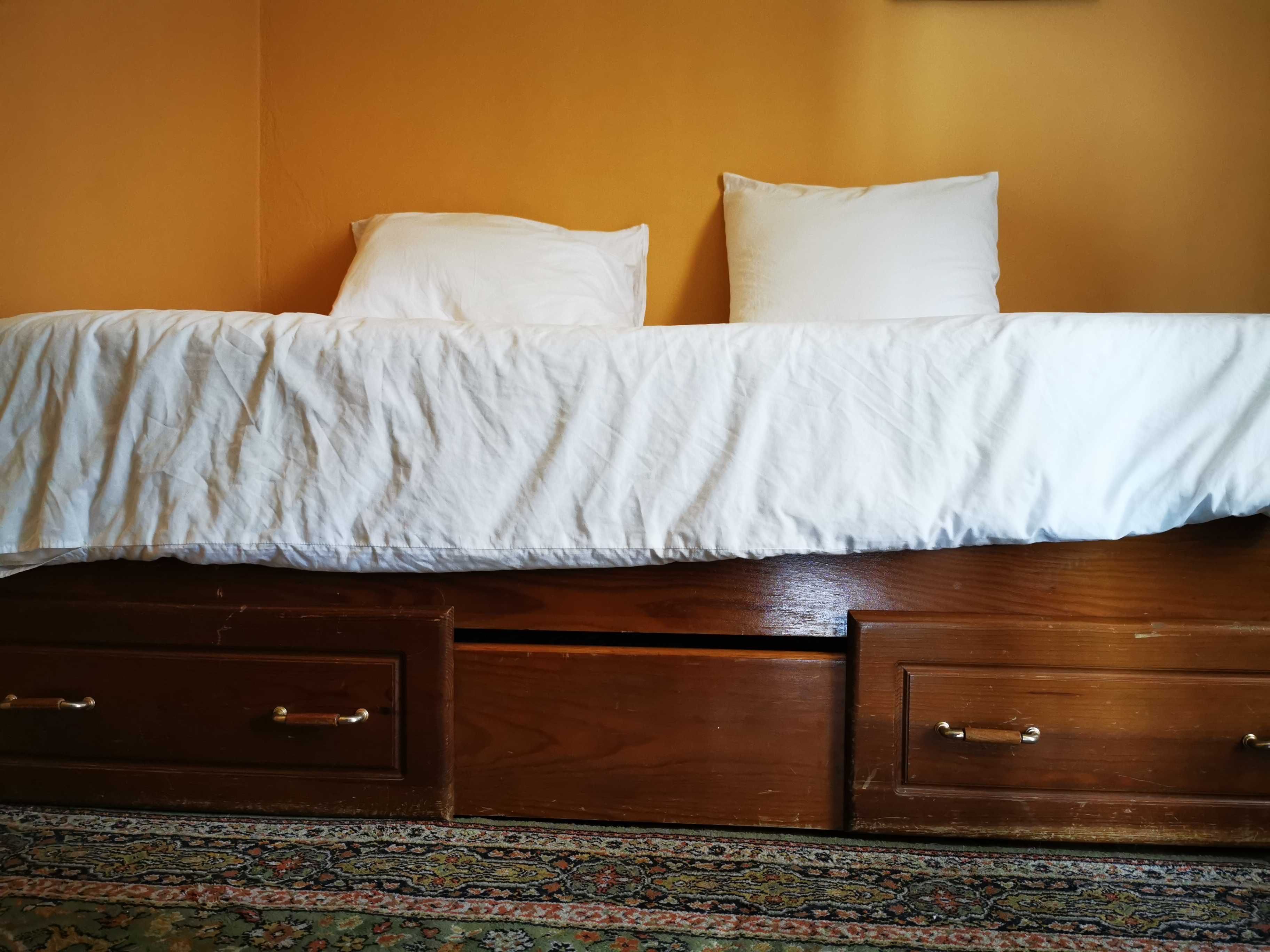 Sofá cama com gavetão  em madeira