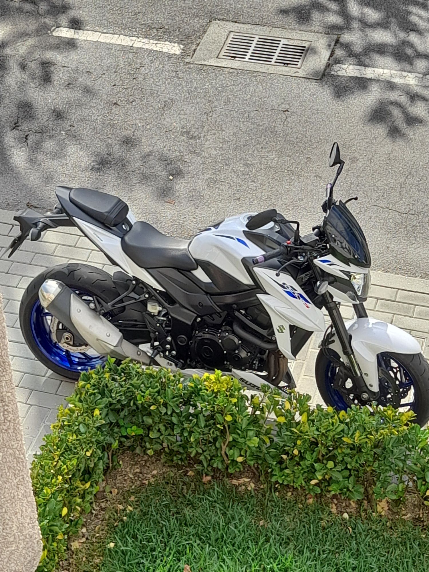 suzuki gsxs 750  não a muito a dizer
