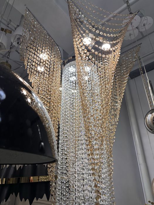 Велика кришталева люстра для сходів