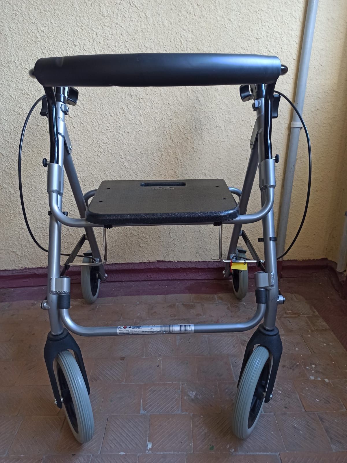 Ходунки для инвалидов с сиденьем
