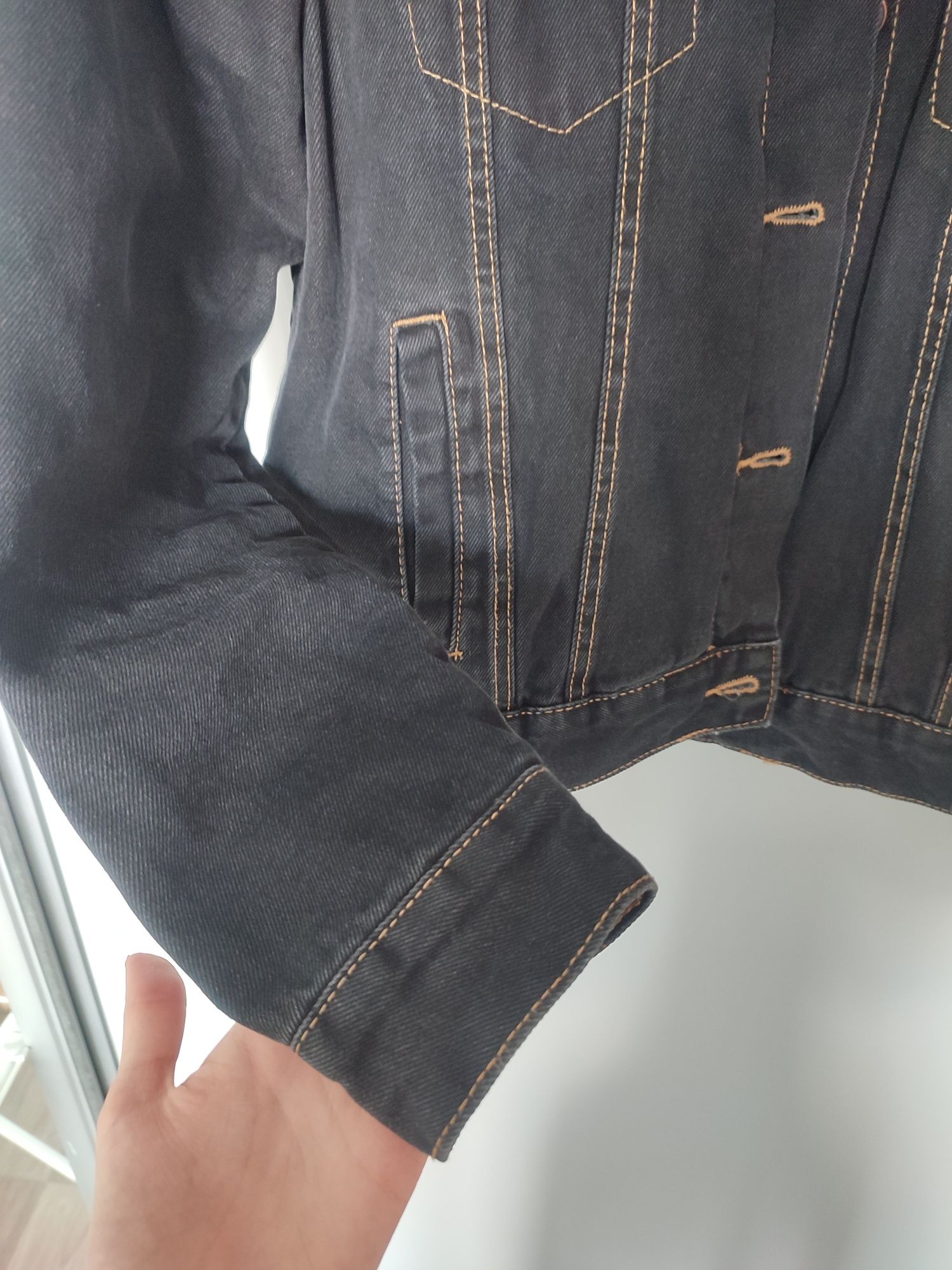 Czarna kurtka jeansowa z kożuszkiem