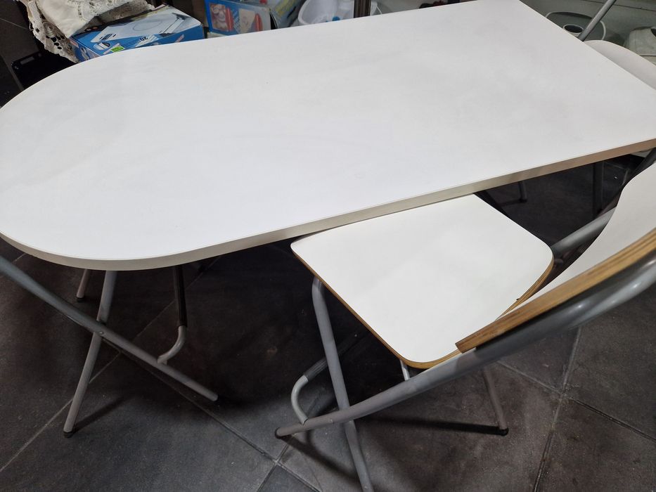 Mesa alta com 4 cadeiras