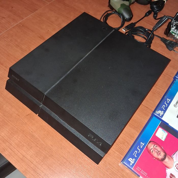 PlayStation 4 + 2 Comandos Nacon (originais/licenciados) • Funciona