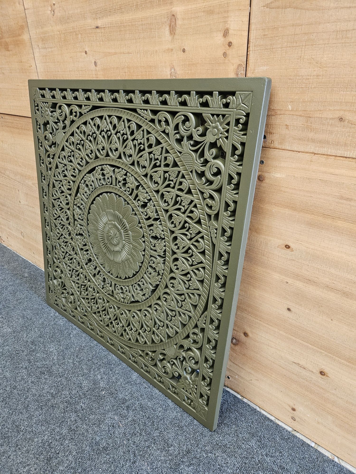 Oliwkowy panel ścienny ze zdobieniami