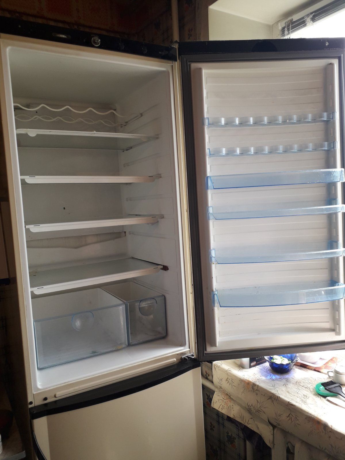 Срочно продам двухкамерный холодильник Vestfrost