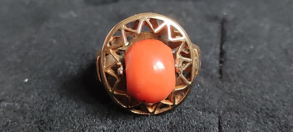 Złoty przedwojenny pierścionek z koralem