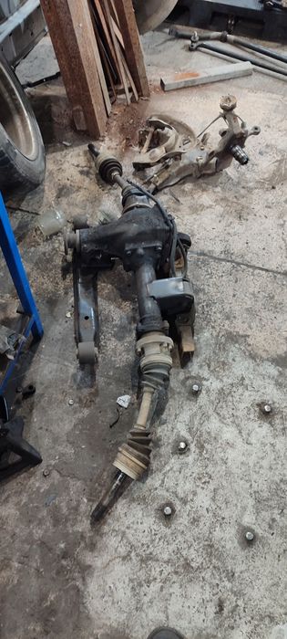 Nissan Terrano 2 2.7 передній редуктор в зборі з ричагами та кулакам