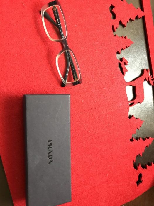 Oprawki Prada. Najmodniejsze.