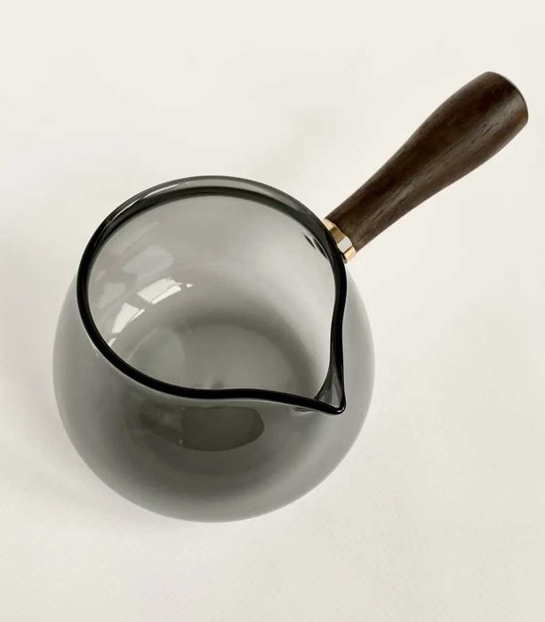 Скляна чаша з носиком і дерев’яною ручкою, із затемненим склом, 380 мл