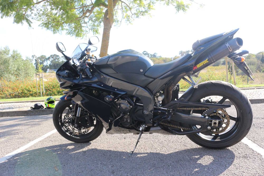 Yamaha R1 2008: A Lenda da Pista na Tua Garagem!