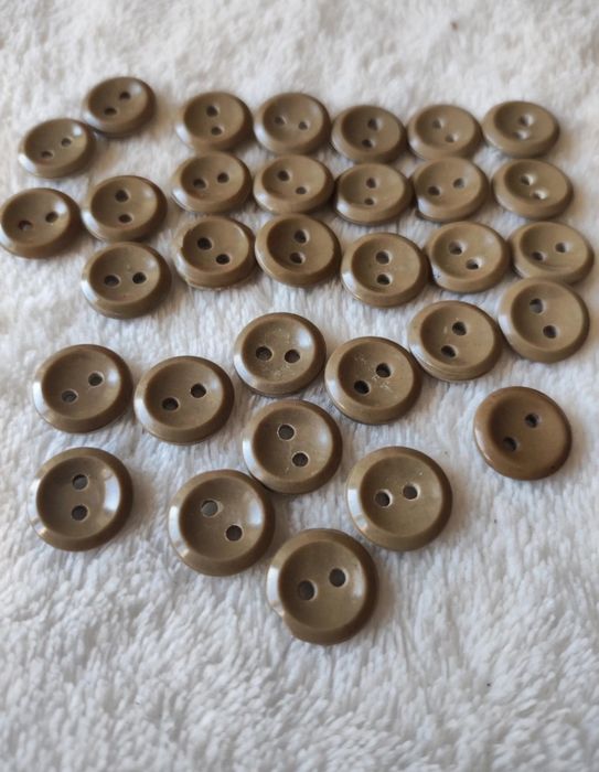 Małe guziki kolor khaki, średnica 1,3 cm, 32 szt. 
Z dwie sztuki są wa