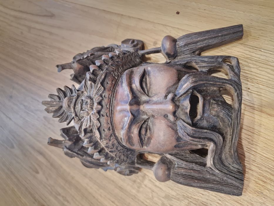 Máscara artesanal em madeira entalhada oriental decorativa
