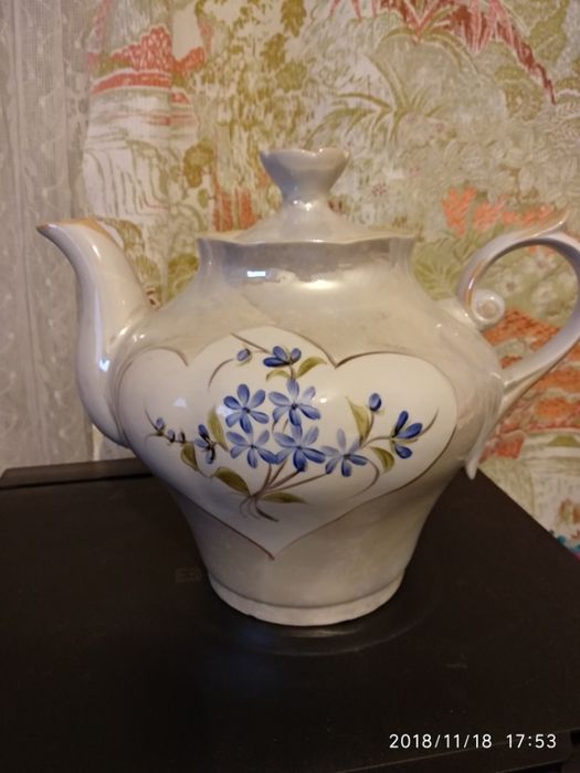 Продам большой фарфоровый чайник.
