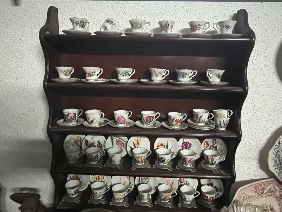 Coleção de chavenas com expositor de madeira