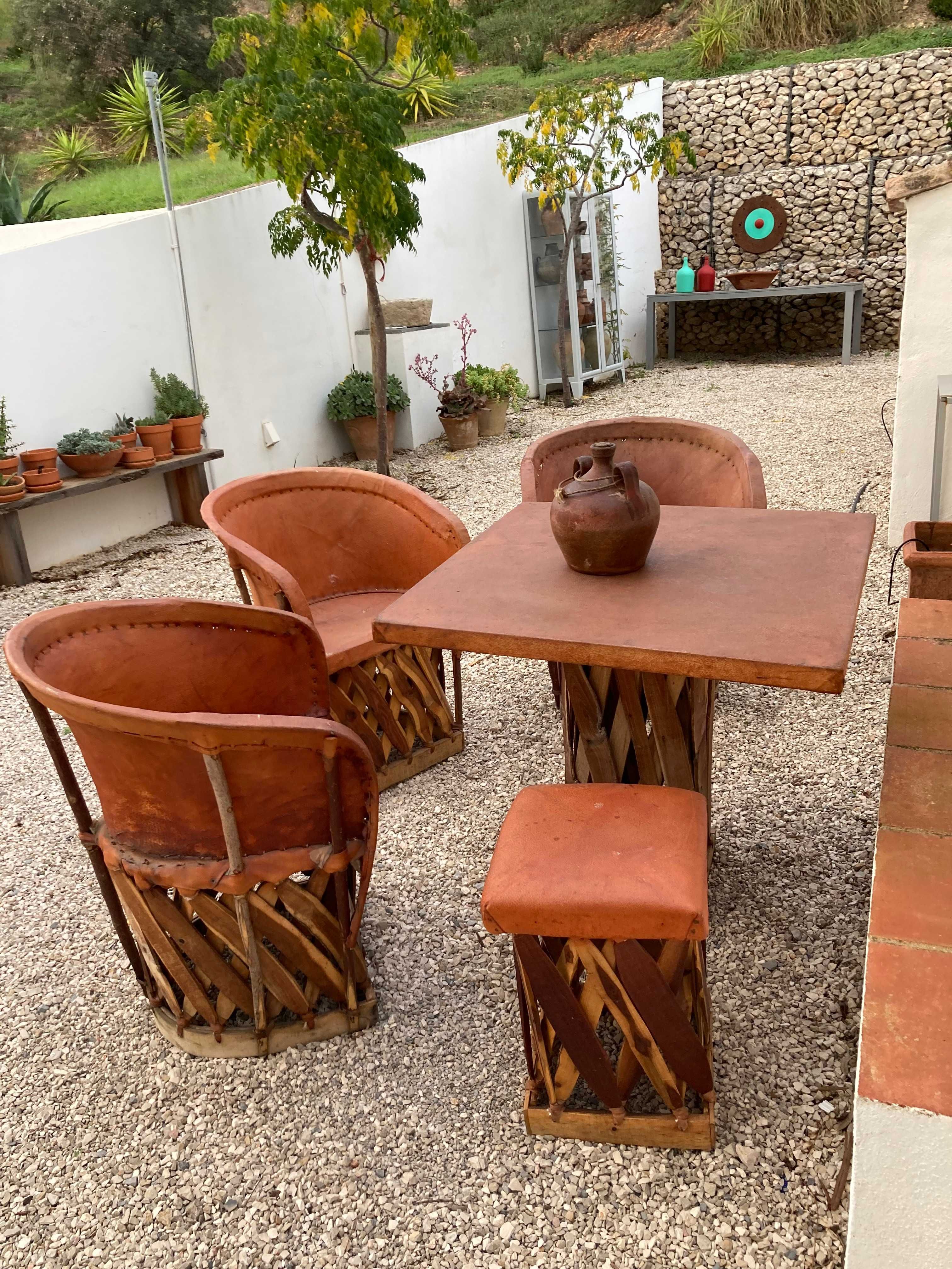 Cadeiras e mesas artesanais do México