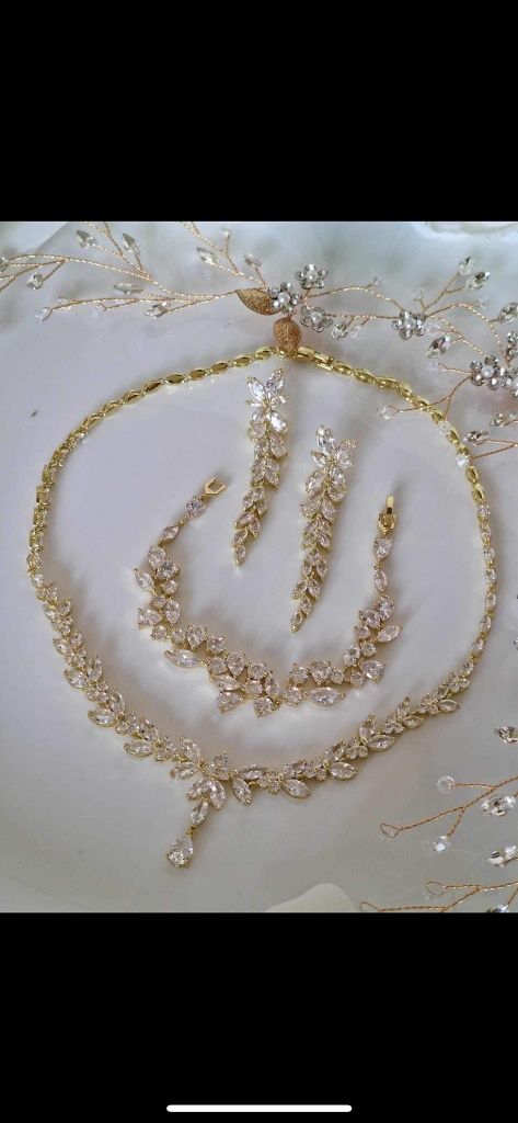 Zestaw biżuterii ślubnej w złotym kolorze