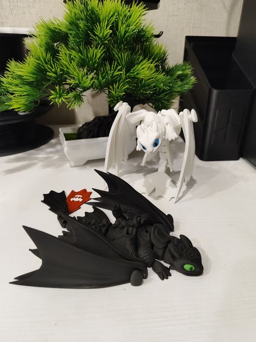 Рухомі фігурки Беззубик та Денна Лють