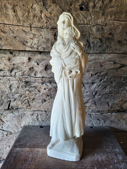 Figurka Matki Bożej z dzieciątkiem Jezus Maryja