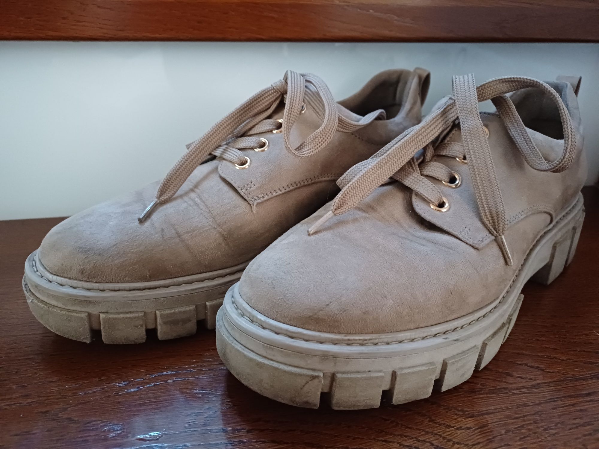 Buty damskie beżowe zamsz podeszwa koturna 39