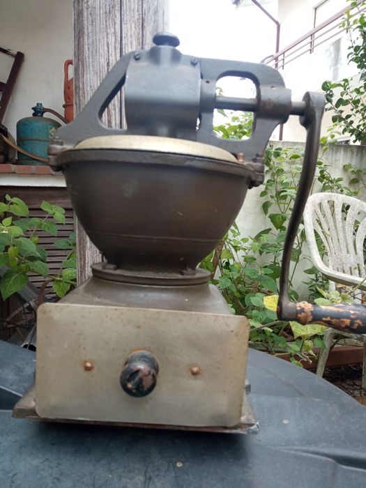 Moinho de café. Americano. Das forças especiais.