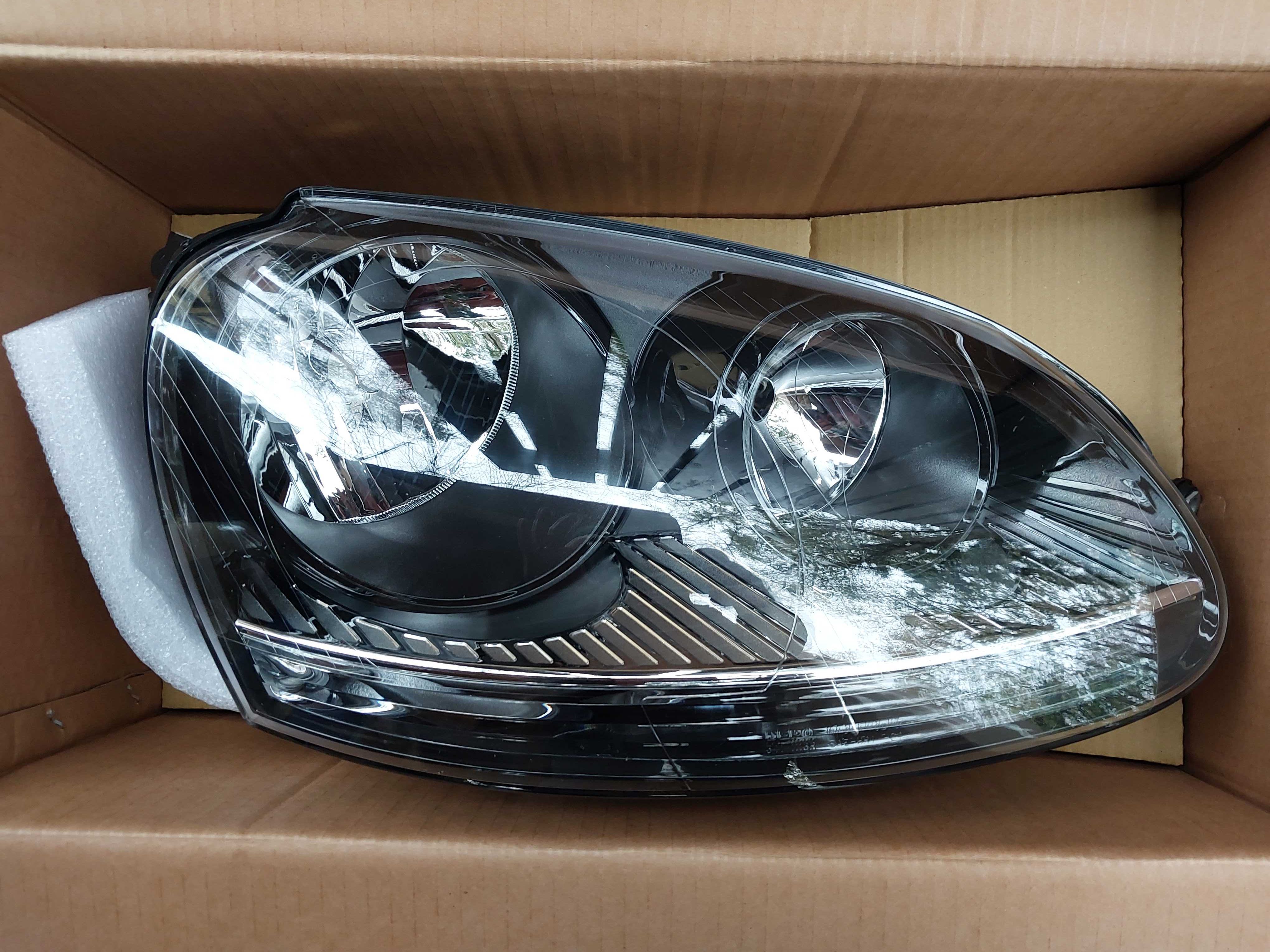 VW GOLF V  lampa przednia nowa czarna