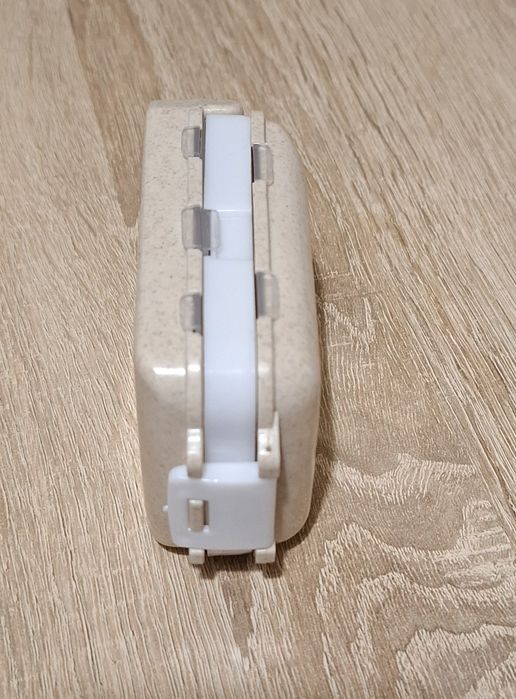 Beżowe pudełko na leki 8 przegródek