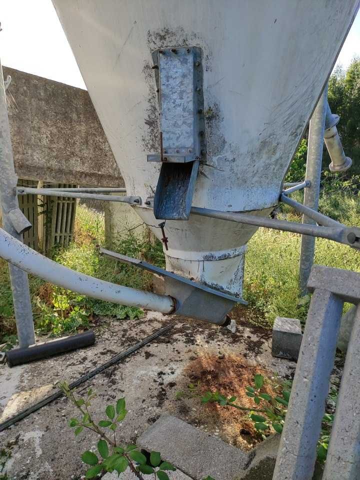 Silo em fibra de 9000Kg de capacidade em excelente estado