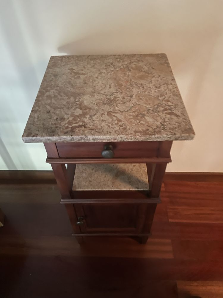 Mesa de cabeceira antiga
