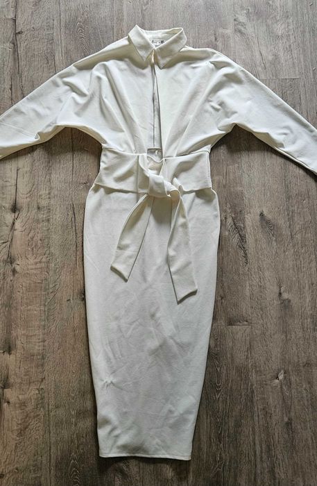 Piękna elegancka sukienka wiązana z głębokim dekoldem rozm. M/ 38