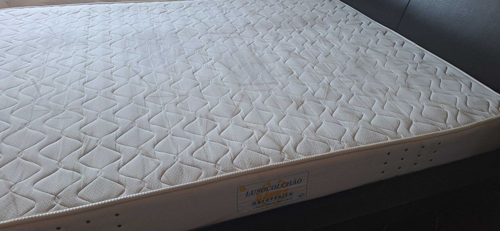 Cama casal c/ colchão 150×200