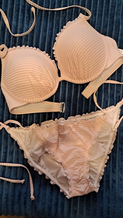 Купальник рожевого кольору з цікавим декором))