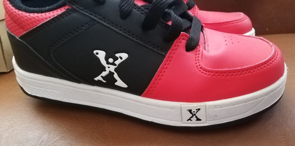 Sapatilhas de rodas, usadas uma única vez