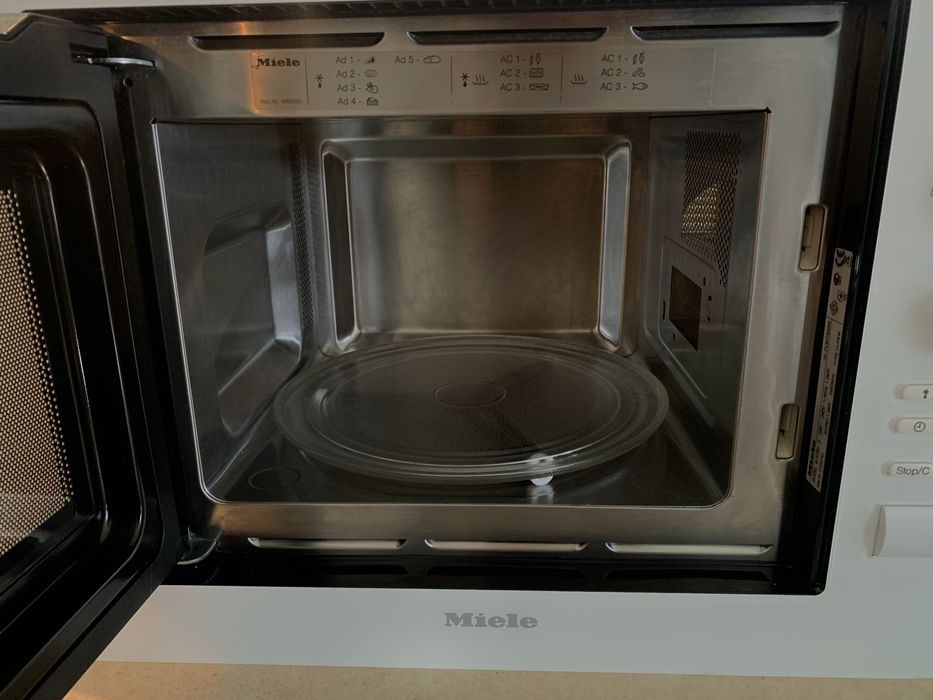 Мікрохвильова піч Miele M 8160-2 – якість німецької збірки
