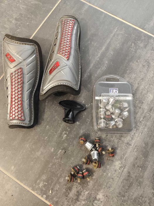 Caneleiras (Reebok), 23 pitons de chuteiras botas de futebol e chave